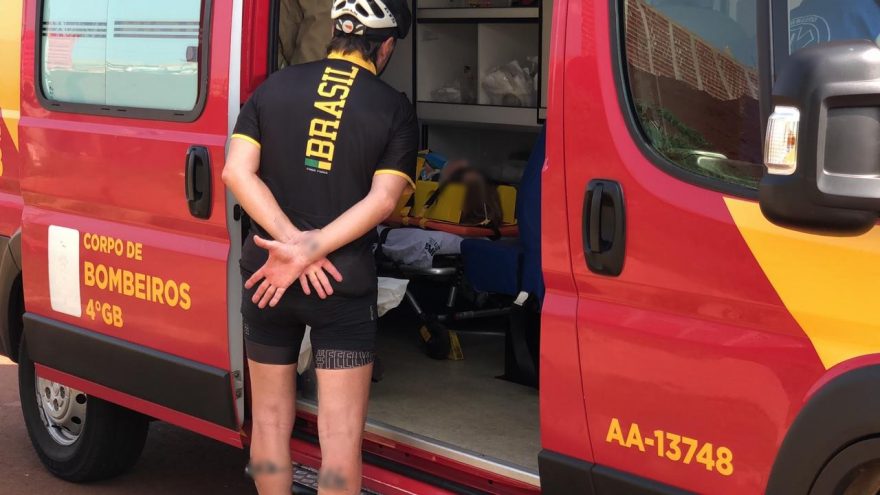 Ciclista fica ferida ao perder controle no quebra-molas