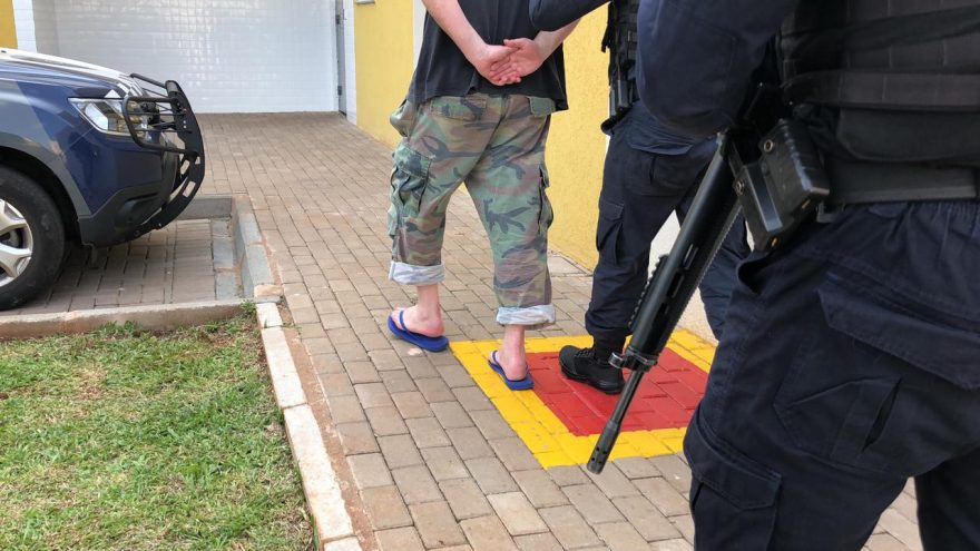 Homem é detido após ameaçar vizinhos com pistola de pressão no Nova Cidade