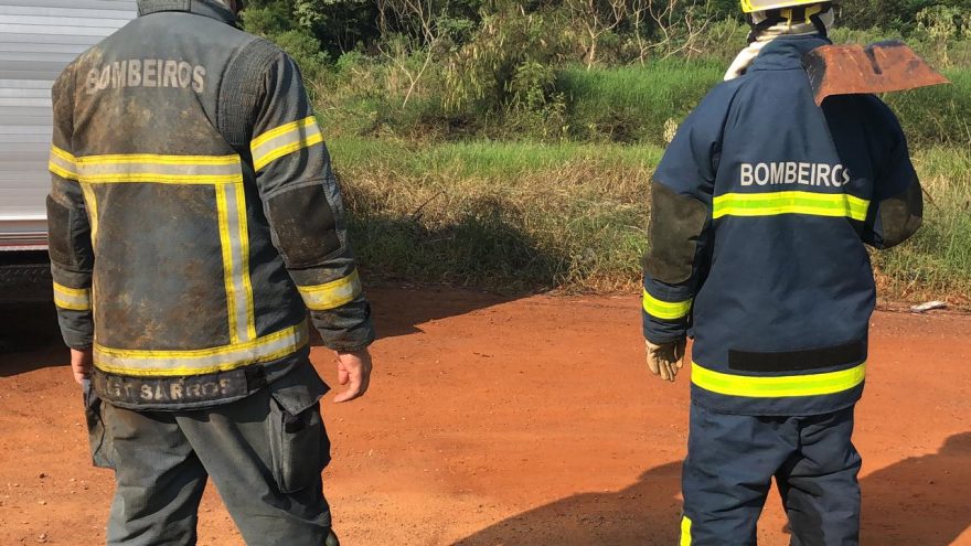 Bombeiros combatem incêndio no bairro Claudete