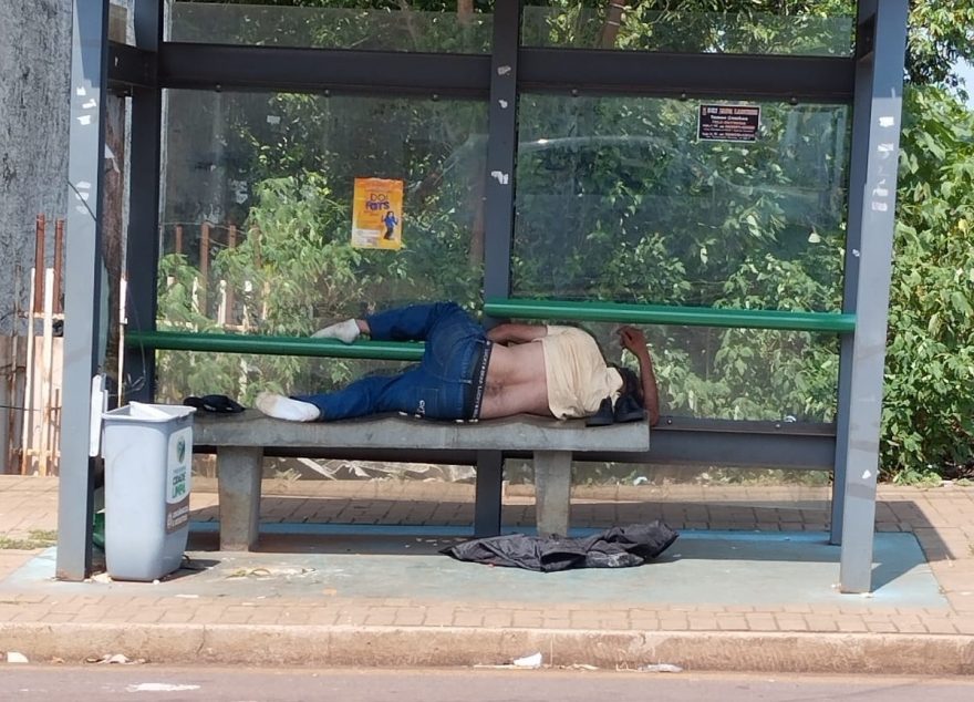 Morador reclama de pessoas em situação de rua que estão ‘dominando’ os pontos de ônibus
