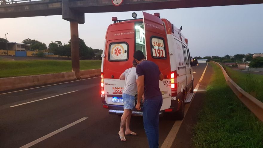Homem tenta se jogar na frente de veículos na PRc-467 mas é contido por populares