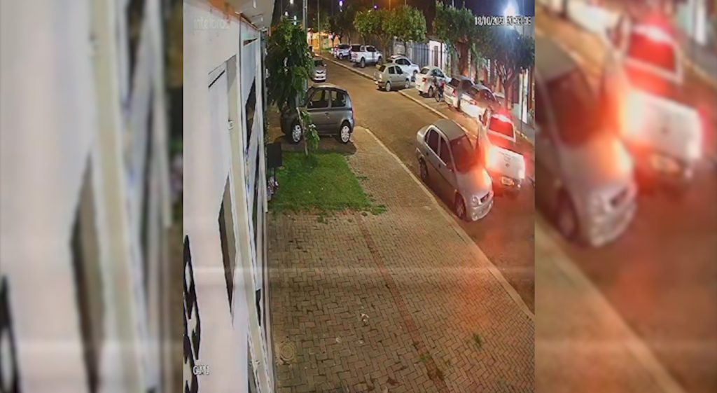 Ao sair da igreja, condutor de caminhonete bate em carro e se evade do local