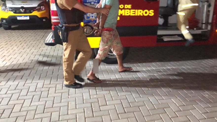 Jovem parte para cima de policiais, é detido e socorrido pelo Siate na Delegacia Cidadã