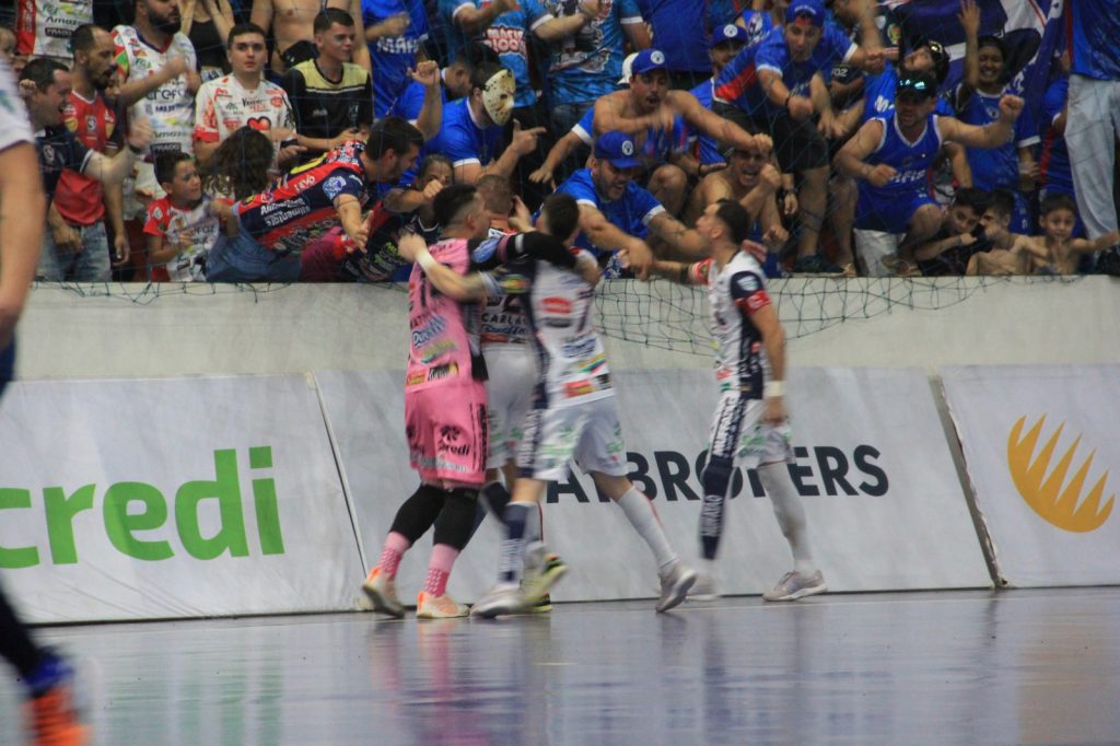Cascavel Futsal é superado no tempo normal, mas vence o Pato na prorrogação e está nas quartas da LNF