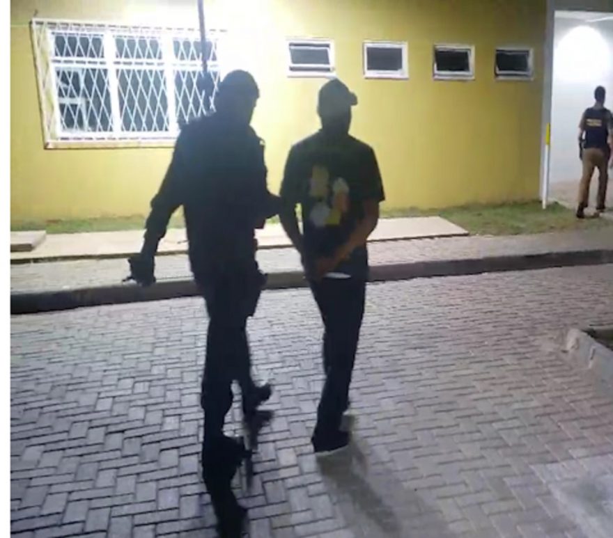 Com camisa do “Homer cachaceiro”, condutor embriagado é detido na Rua Paraná