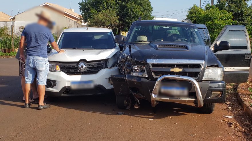 Passageira fica ferida em acidente entre Kwid e caminhonete S10 no Esmeralda
