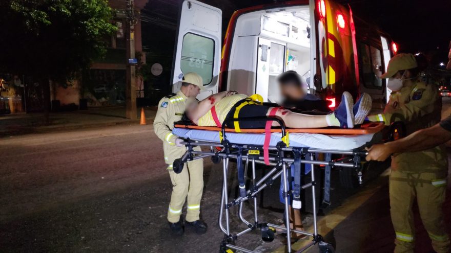 Mulher fica ferida em queda de moto na Rua Minas Gerais