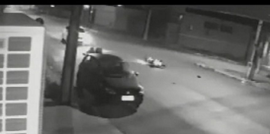 Câmera mostra acidente que deixou motociclista ferido na Rua Padre Anchieta