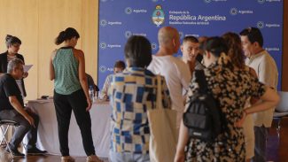 Argentinos residentes no Brasil vão à embaixada para eleger presidente