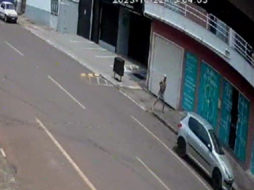 Vídeo mostra homem pedindo socorro após ser esfaqueado