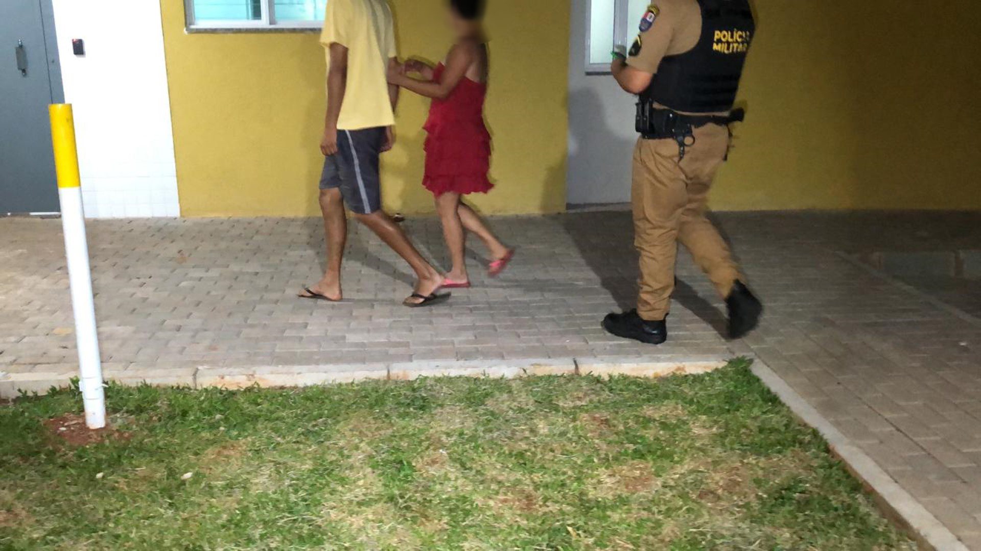 Em briga de bar, mulher dá vários chutes na barriga de gestante e caso