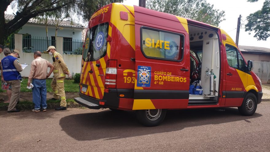 Idoso fica ferido ao sofrer queda na calçada