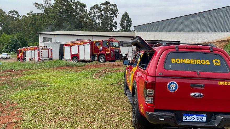 Grande efetivo do Corpo de Bombeiros é mobilizado para combater incêndio no Núcleo Industrial