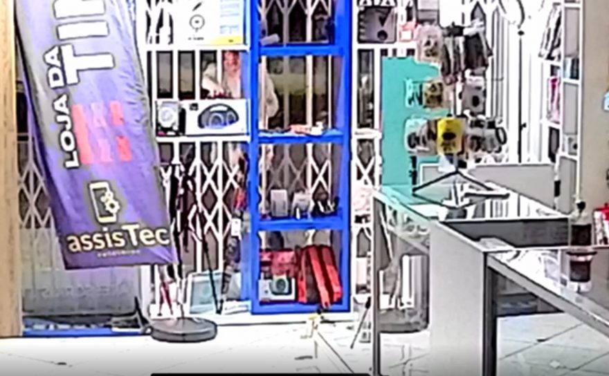 Câmera mostra ladrão arrombando empresa na Avenida Carlos Gomes e furtando produtos da vitrine