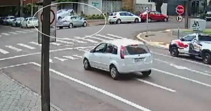 Veículo quase invade clínica após acidente no Centro