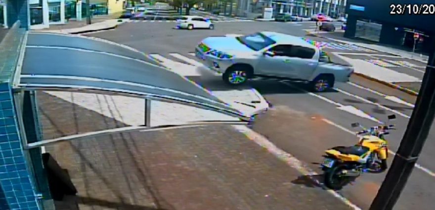 Vídeo: Hilux quase capota após acidente de trânsito no Centro