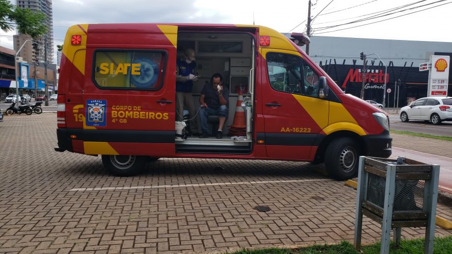 Colisão traseira deixa motociclista ferido no Centro de Cascavel
