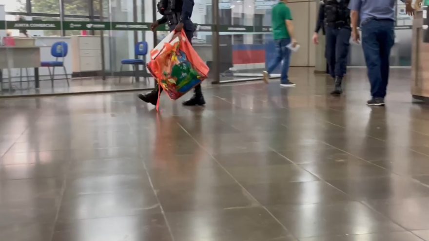 Servidora afastada por problemas de saúde entra em surto na Prefeitura e tenta agredir funcionários