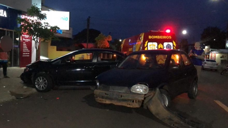 Batida entre Civic e Corsa deixa motorista ferido na Avenida Papagaios