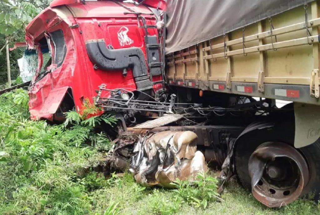 Condutor fica ferido em estado grave após colisão entre dois caminhões na Estrada Boiadeira
