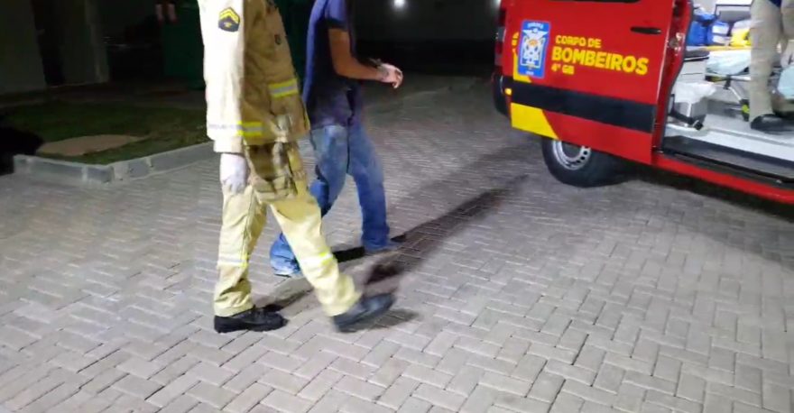 Jovem pula muro com cerca elétrica, invade residência e provoca danos no Pioneiros Catarinenses
