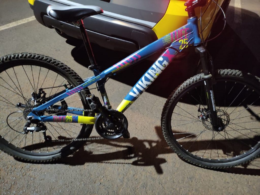 Menor com mandado de prisão em aberto é detido com bicicleta furtada no bairro Cancelli