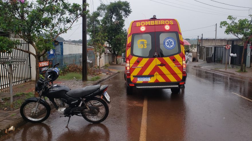 Ao desviar de carro, motociclista sofre queda e fica ferido no Cascavel Velho