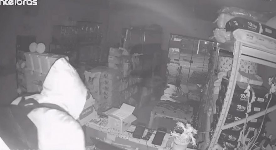 Vídeo mostra ladrão arrombando e realizando furto em empresa no Belmonte