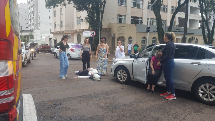 Forte colisão deixa motociclista ferida na rua Paraná