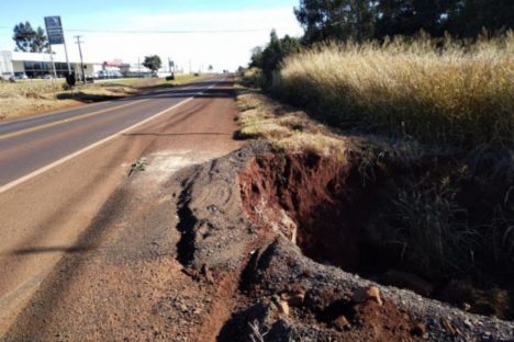 Novo bueiro vai solucionar ponto de erosão em rodovia estadual de Campo Mourão