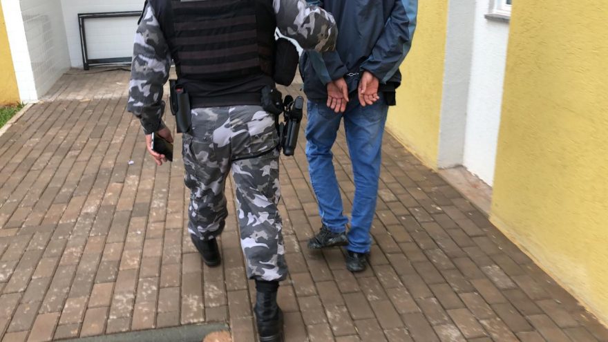 Rapaz em posse de drogas é detido pelo CHOQUE na Praça do Migrante