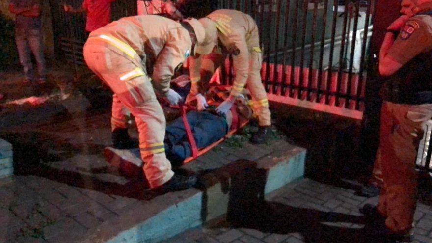Vítima de agressão é socorrida pelo Siate na Rua Medicina