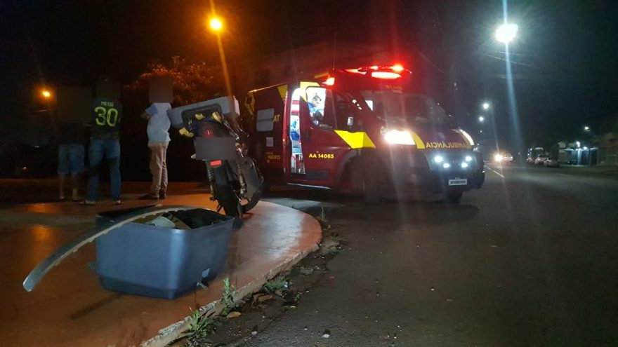 Com lanches para entregar, motociclista fica ferido em acidente na Jacarezinho