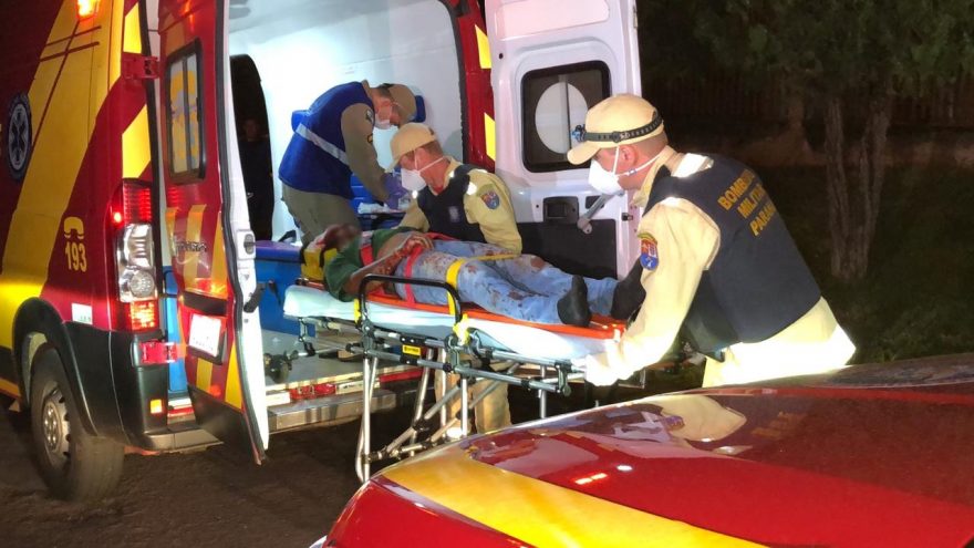 Homem é atingido por três tiros no Presidente e pede socorro em residência