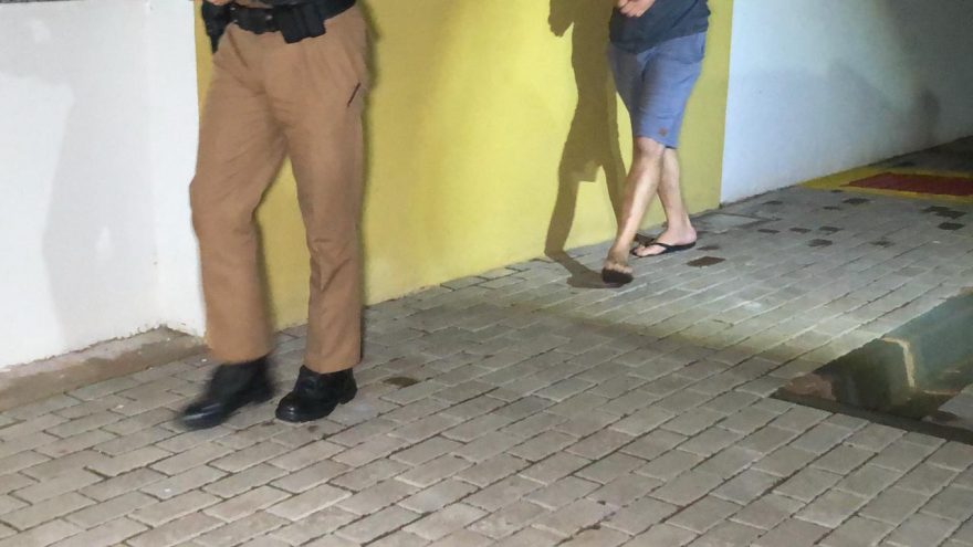 Homem é detido após agredir a companheira e o afilhado no bairro Cataratas