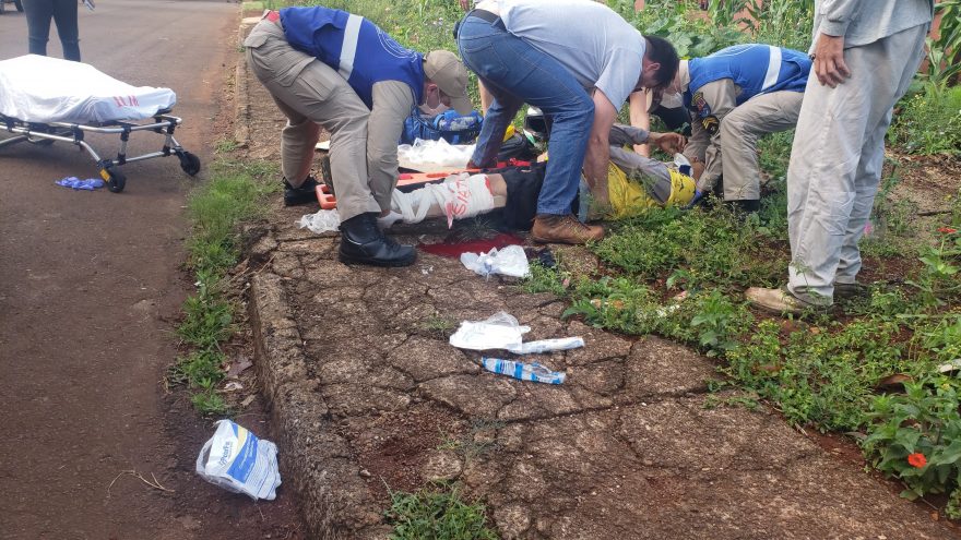 Motociclista tem lesão grave na perna após colisão com SUV no Jardim Clarito