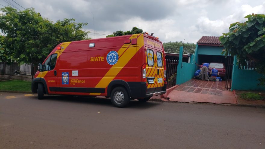 Homem precisa ser socorrido após ter a perna atingida por serra da Makita