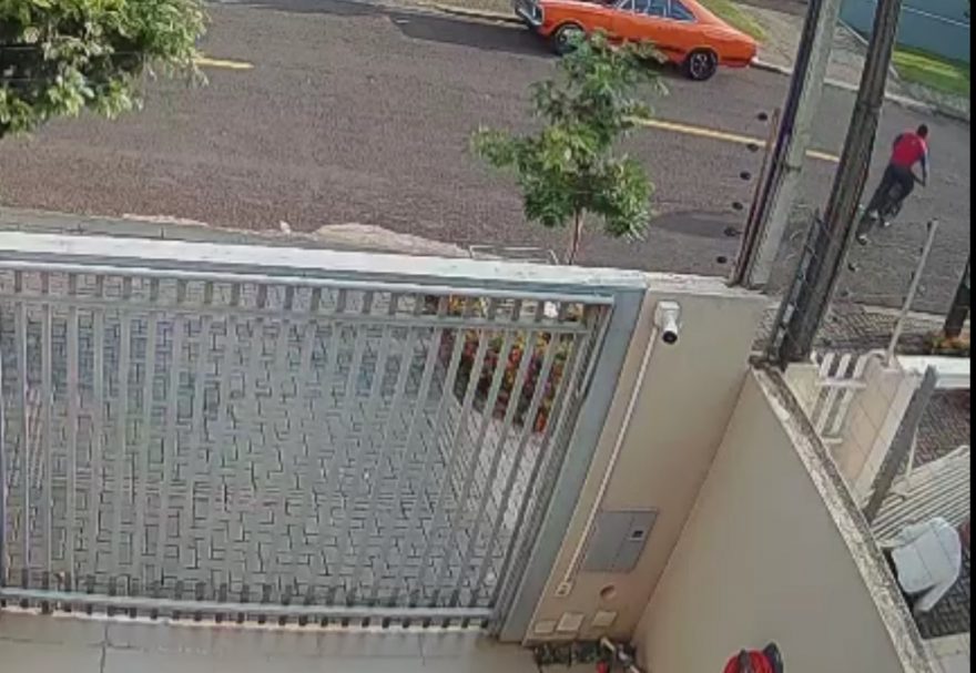 Audácia: Mesmo com moradores em casa, ladrão arromba portão e realiza furto de bicicleta