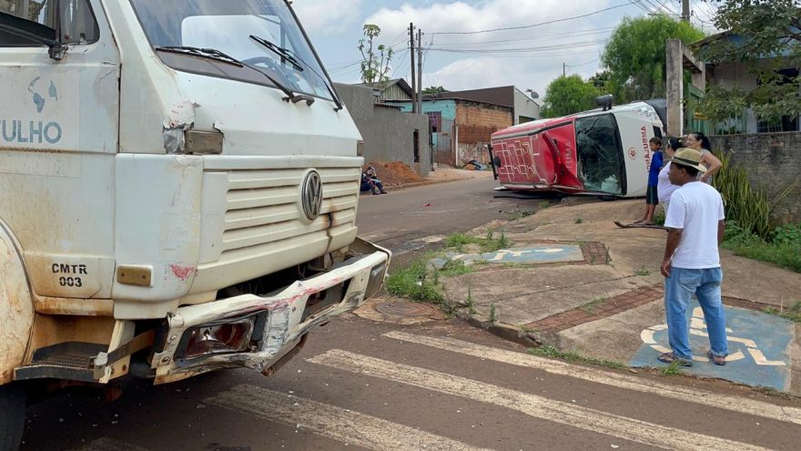 Ambulância do Samu capota ao deslocar para atendimento no Interlagos