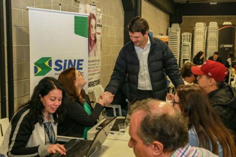 Imagem referente a Eduardo Pimentel acompanha atendimento a trabalhadores em feira de empregos em Curitiba