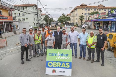 Imagem referente a Prefeito de Curitiba vistoria obra que vai valorizar o comércio e garantir mobilidade ativa na Rua David Tows