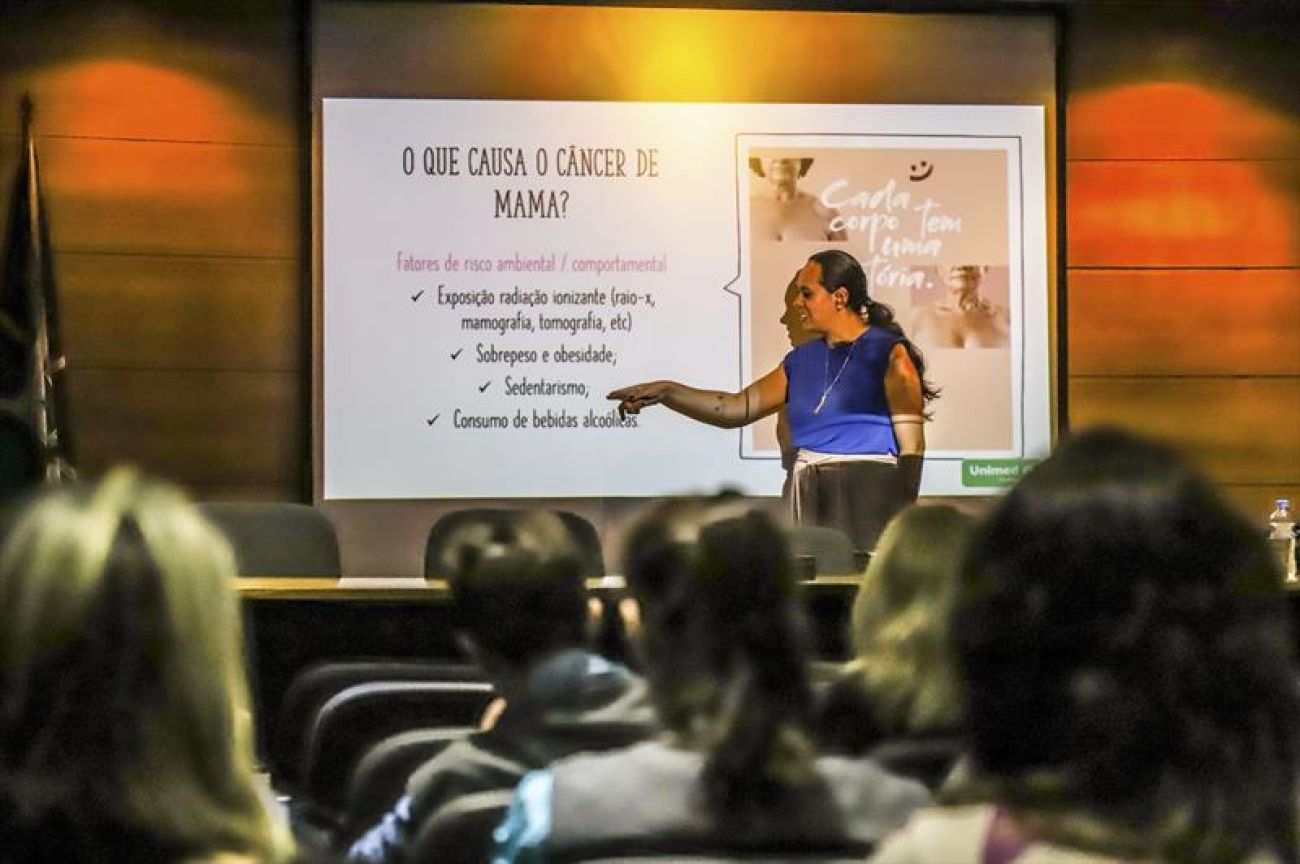 Funcionárias da Urbanização de Curitiba são orientadas sobre prevenção ao câncer de mama Imagem referente a Funcionárias da Urbanização de Curitiba são orientadas sobre prevenção ao câncer de mama