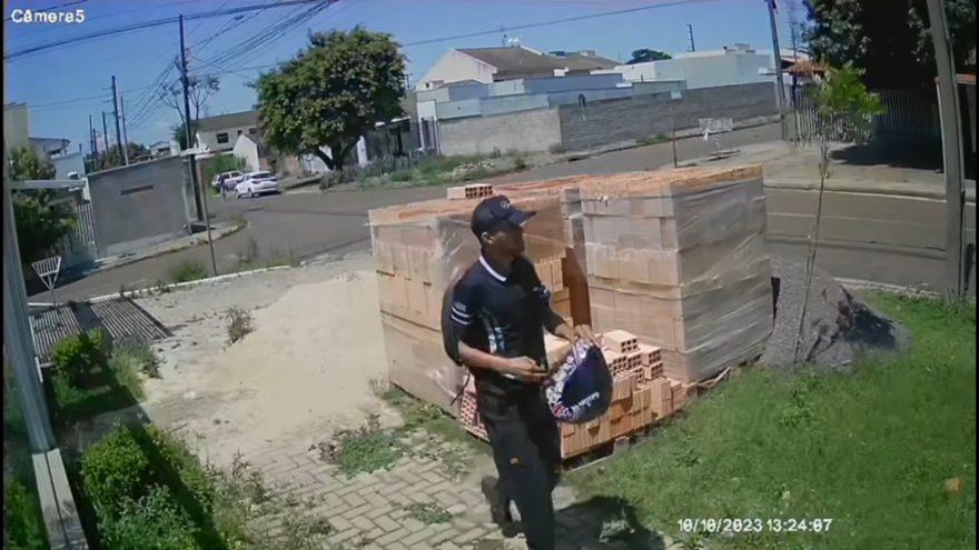 Vídeo mostra homem entrando em obra e levando capacete de trabalhador