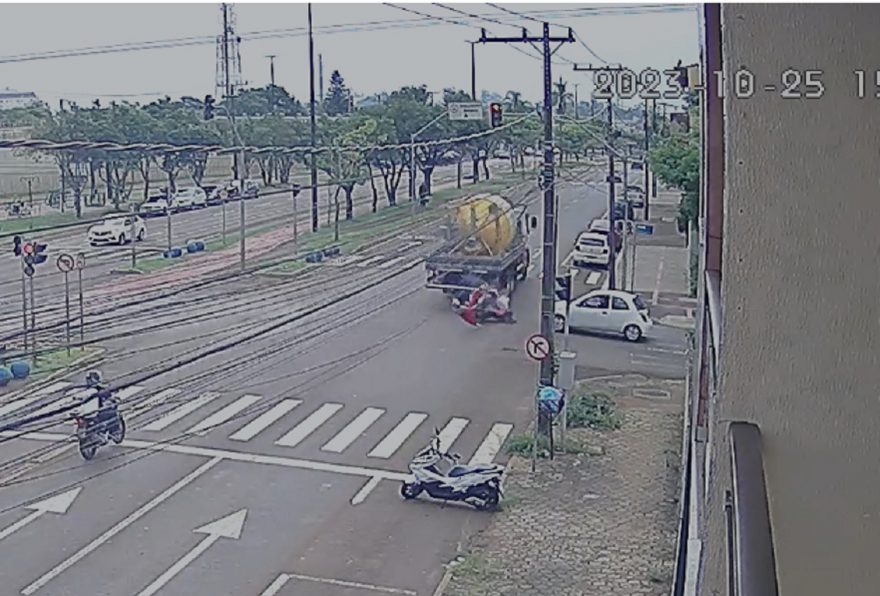 Vídeo mostra colisão entre moto e caminhão na Avenida Barão do Rio Branco