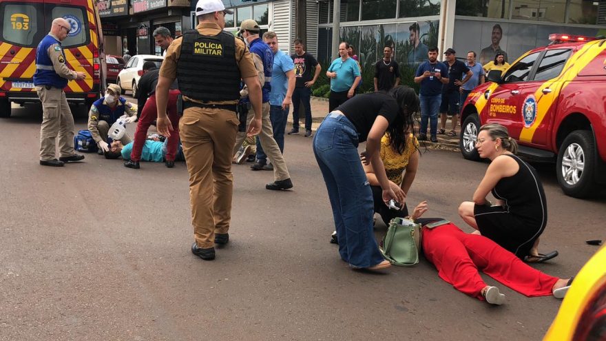 Grave acidente entre motocicleta e caminhão deixa casal ferido no bairro São Cristóvão