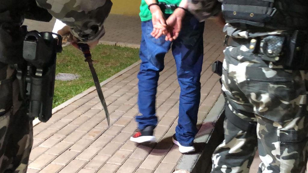 Com facão, homem rouba iPhone, mas é “entregue” pela localização do aparelho