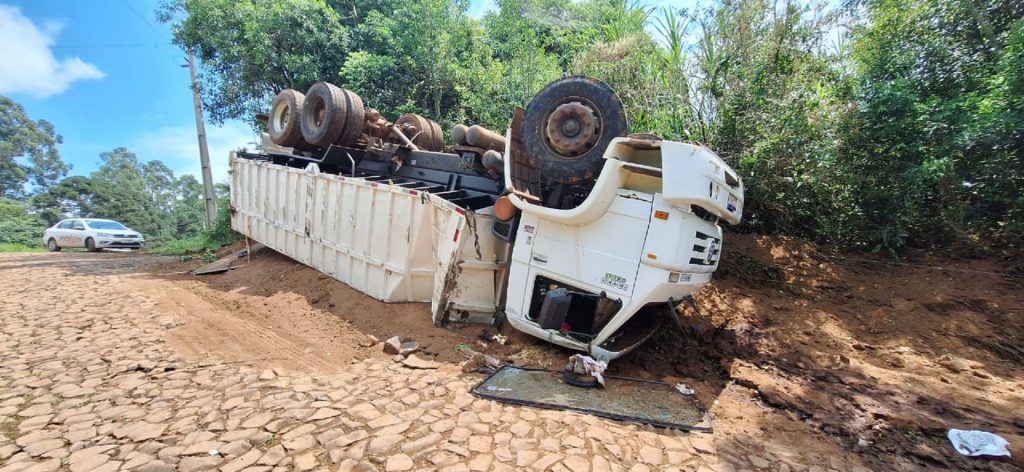 Motorista fica ferido após caminhão capotar em Francisco Beltrão