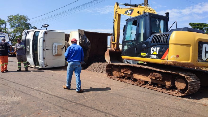 Caminhão tomba em obra na Avenida Rocha Pombo, em Cascavel