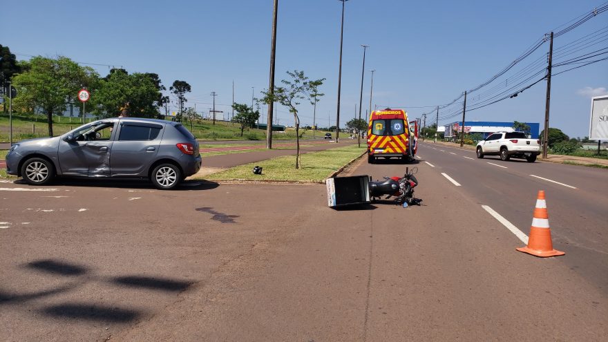 Forte colisão entre carro e moto deixa trabalhador ferido na Avenida Tancredo Neves