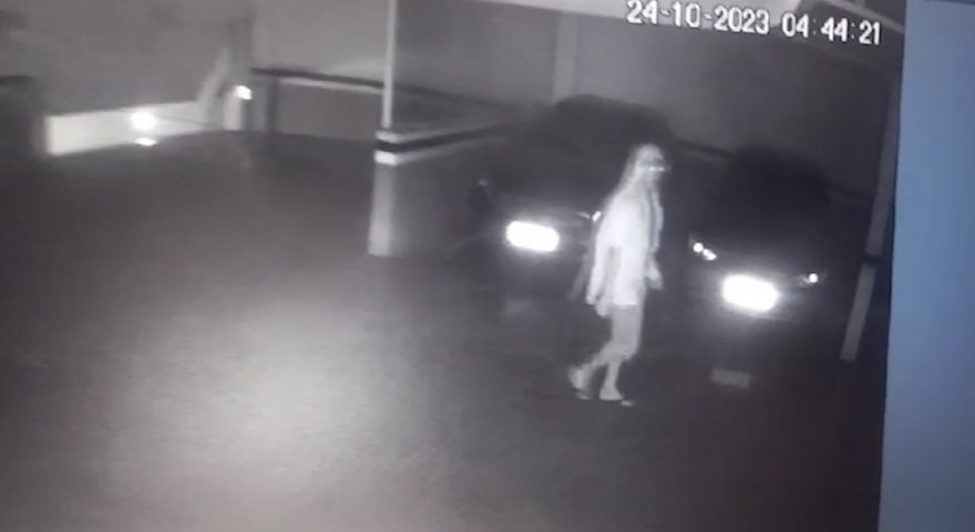 Vídeo mostra mais um ladrão arrombando portão à força e furtando bicicleta em prédio